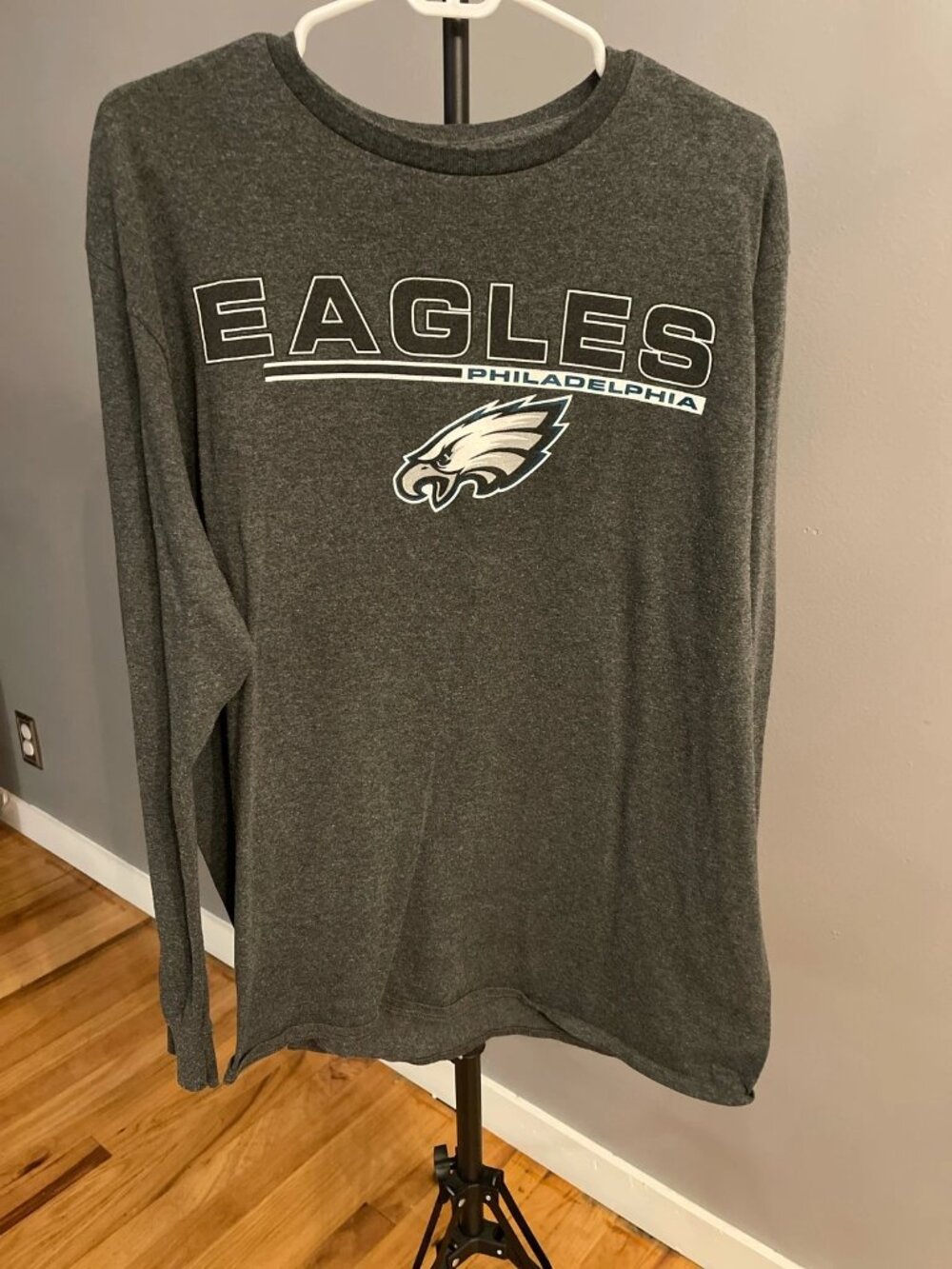 Men’s long sleeve Eagles t-shirt. Gray. XL